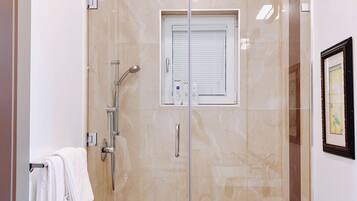 Séchoir à cheveux, serviettes fournies, savon, papier de toilette