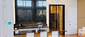 Brand New Luxury loft with huge living room and king bed room - 13 mins from YVR