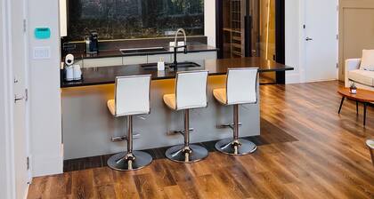 Brand New Luxury loft with huge living room and king bed room - 13 mins from YVR