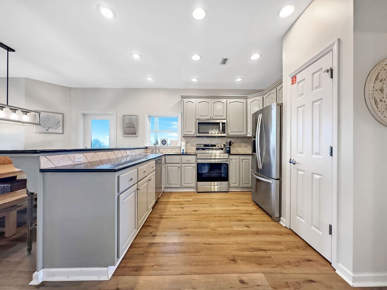 Refrigerador, microondas, horno y parrilla de estufa 