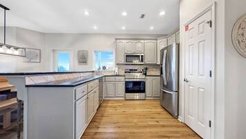 Frigorífic, microones, forn i placa de cuina