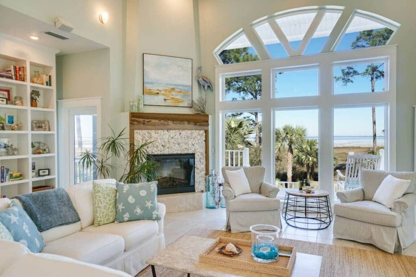 Een televisie, een tafeltennistafel en boeken