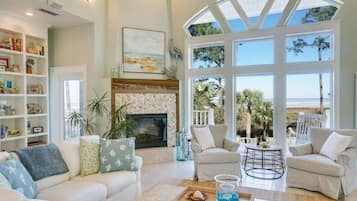 Een televisie, een tafeltennistafel en boeken