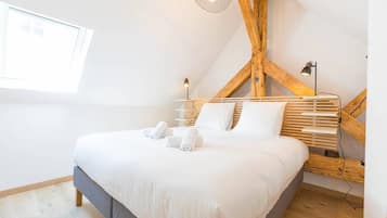 Travel crib, free WiFi, bed sheets