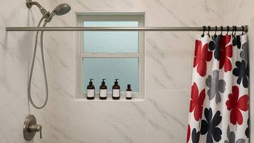 Regadera, secadora de cabello, toallas