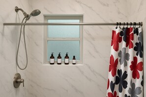 Shower, hair dryer, towels - Warm & Cozy Escape - NYC & NWK w/free parking (Bayonne)