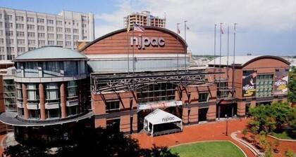 Warm & Cozy Escape - NYC & NWK w/free parking