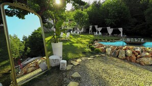 A garden with a pool, white chairs, and a large mirror. - Abant Luna (Bolu)