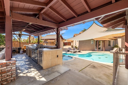 Resort-Style 5BR + Pool + Sleeps 13 + Pet-Friendly