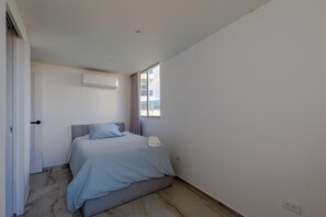 3 bedrooms, desk, iron/ironing board, WiFi