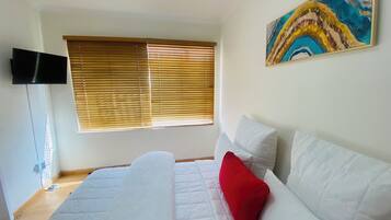 5 bedrooms, free WiFi, bed sheets