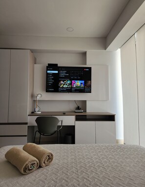 1 habitación, escritorio, tabla de planchar con plancha y wifi