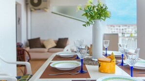 Una tavola imbandita con piatti, bicchieri e un vaso di fiori.