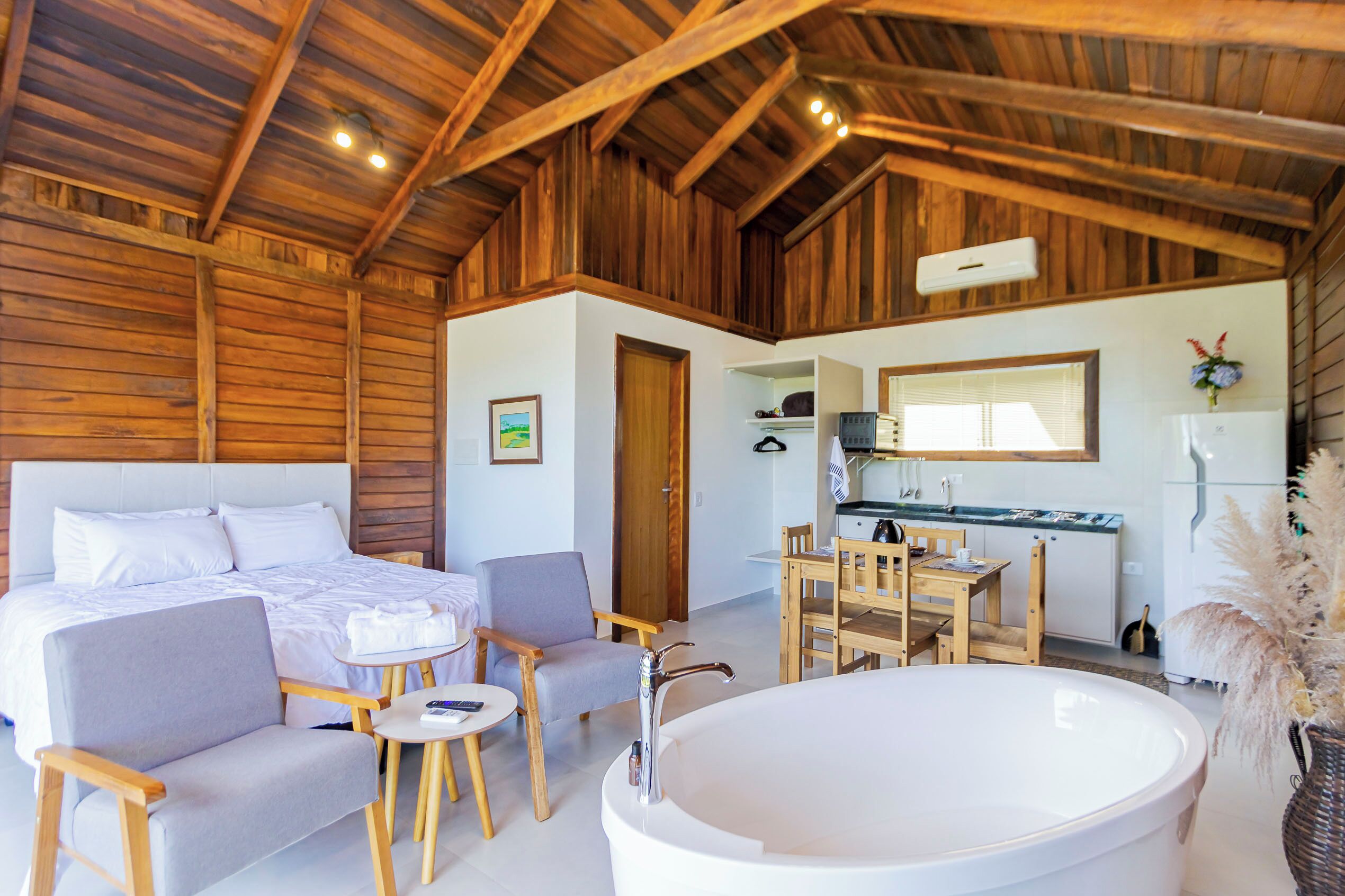Comfort Cabin, Hot Tub, Pool View | Free WiFi, bed sheets