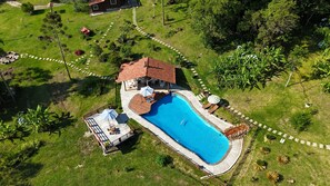 Outdoor pool - VILLA ESTORIL (Campina Grande Do Sul)