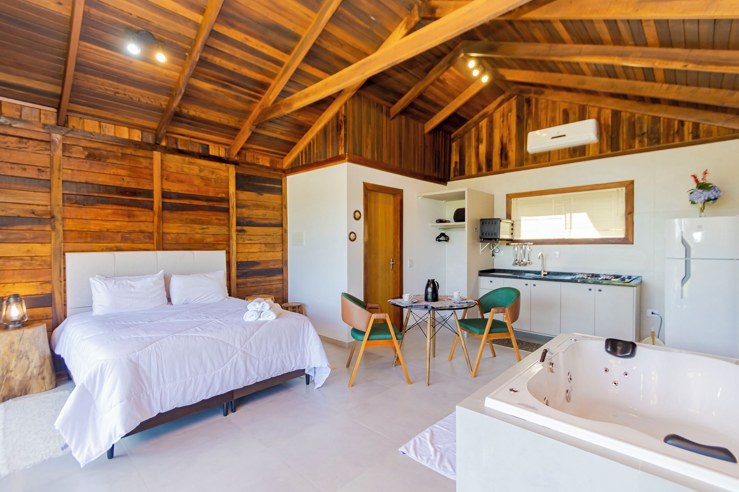 Cabane Confort, baignoire à jets, vue piscine | Wi-Fi gratuit, draps fournis
