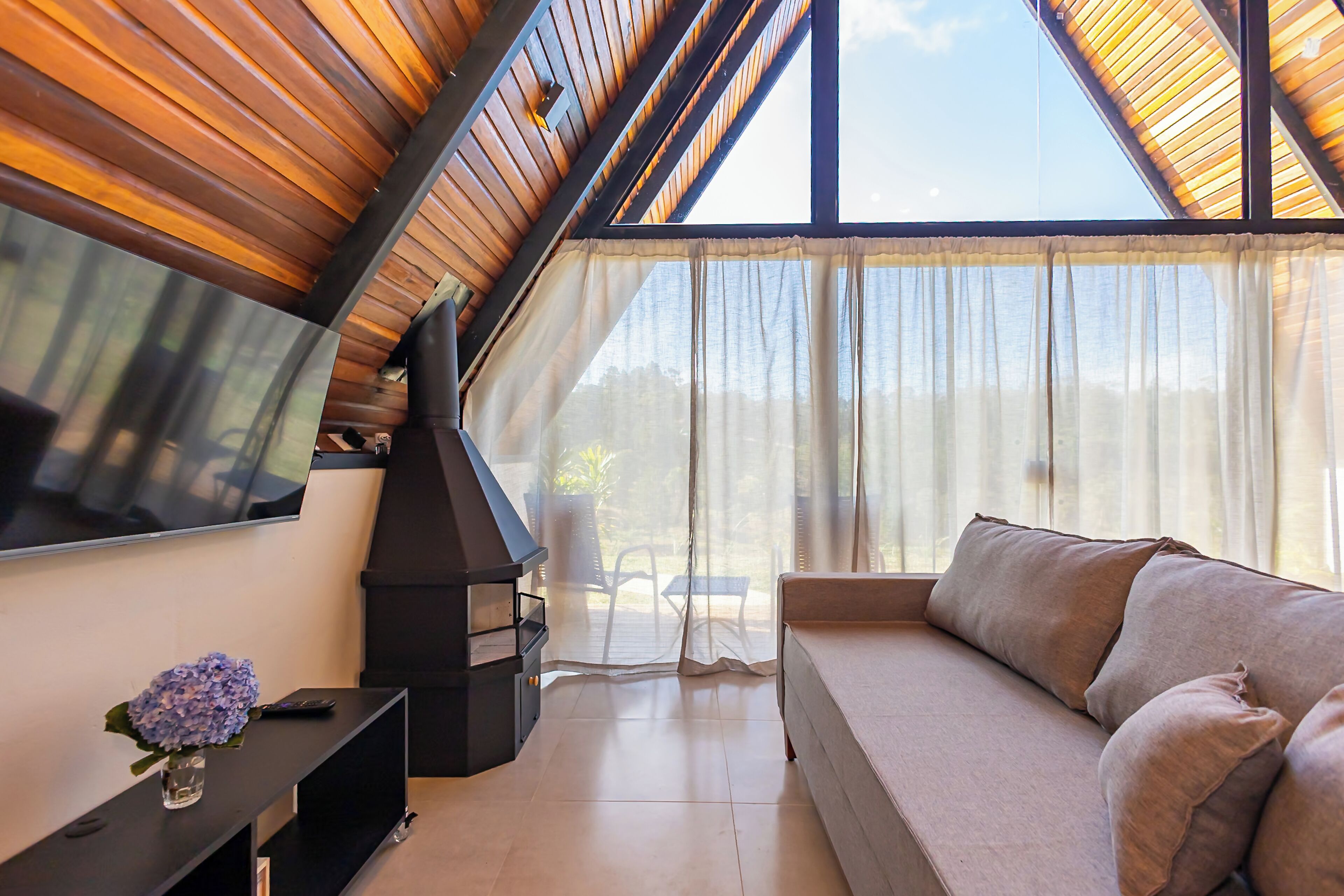 Chalé luxo, 2 camas Queen, banheira de hidromassagem, vista para o lago | Área de estar