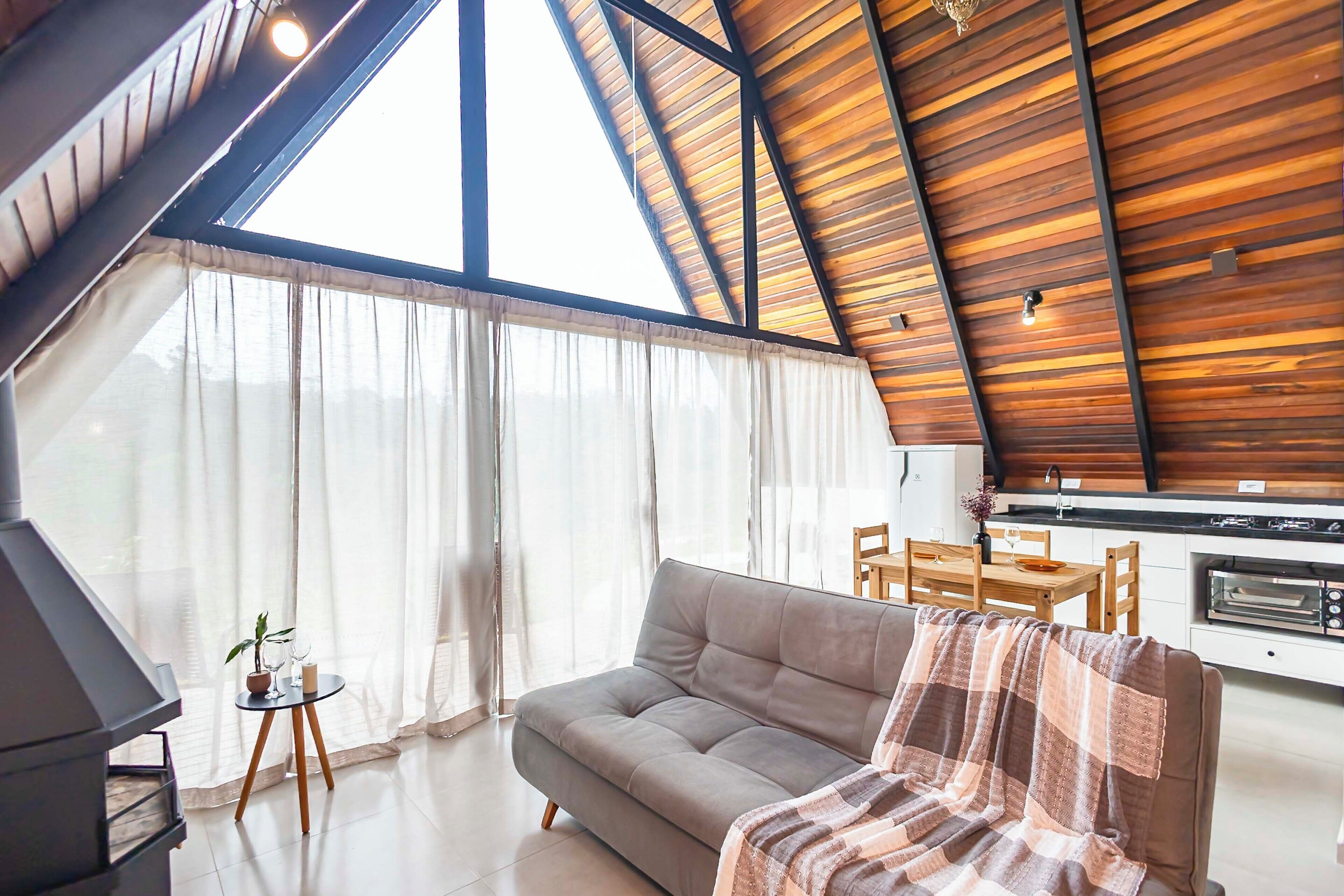 Alpehytte – deluxe, 2 queensize-senger, massasjebadekar, utsikt mot innsjø | Oppholdsområde