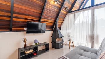 Chalet Deluxe, 2 grands lits, bain à remous, vue lac | Coin séjour