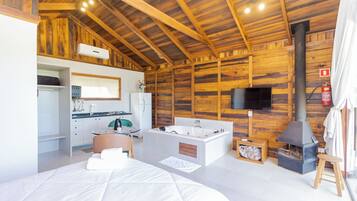 Comfort Cabin, Jetted Tub, Pool View | Free WiFi, bed sheets