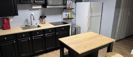 Fridge, microwave, stovetop, coffee/tea maker