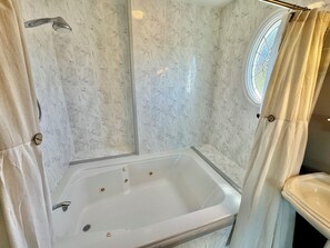 Douche, baignoire à jets, sèche-cheveux, bidet