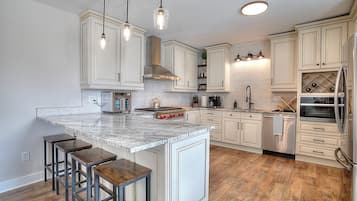 KĂŒhlschrank, Mikrowelle, Ofen, Herdplatte