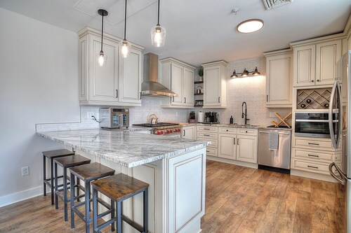 Luxury Lakeview Condo - Walk to Shops & Dining