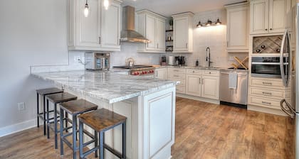 Luxury Lakeview Condo - Walk to Shops & Dining