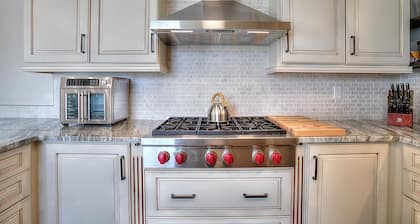 Luxury Lakeview Condo - Walk to Shops & Dining