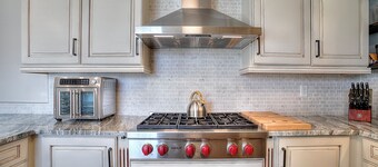 Luxury Lakeview Condo - Walk to Shops & Dining