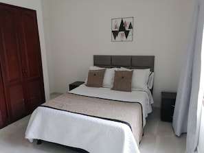 3 habitaciones, tabla de planchar con plancha, wifi y ropa de cama 