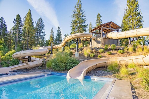 Sunriver Charmer-Updated Family Cabin w/SHARC, Village Access-Comfortable for 6