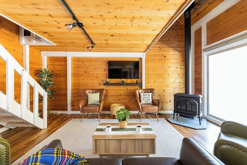 Sunriver Charmer-Updated Family Cabin w/SHARC, Village Access-Comfortable for 6