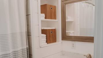 Secador de pelo, toallas, jabón, shampoo