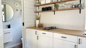 Fridge, cookware/dishes/utensils