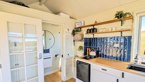 Kjøleskap, kokeplater og kjøkkenutstyr
