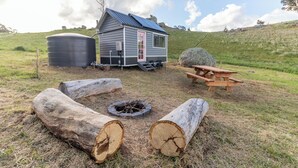 Outdoor dining - Heathcote Valley Tiny House (Tooborac)