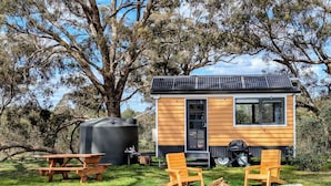 Outdoor dining - Castlemaine Tiny House (Metcalfe)