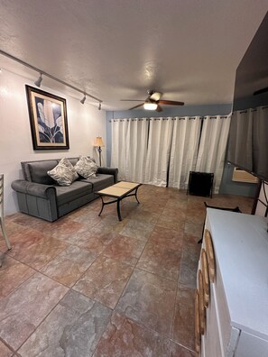 Smart TV, books - Cool 1BD Entire Condo On The Beach in Maalaea Harbor (Wailuku)