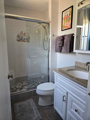 Dusj, hårføner, bidé og håndklær