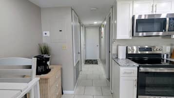 Geladeira, micro-ondas, fogão, cooktop