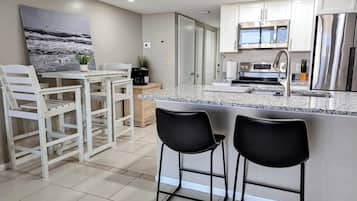 Geladeira, micro-ondas, fogão, cooktop