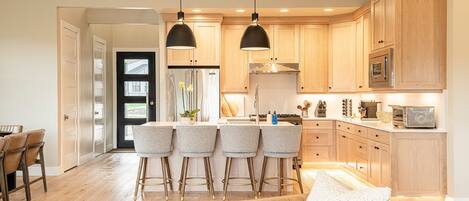 Refrigerador, microondas, horno, placa de cocina