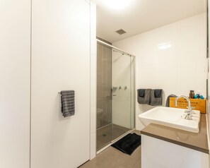 Dusche, Haartrockner, Handtücher, Seife