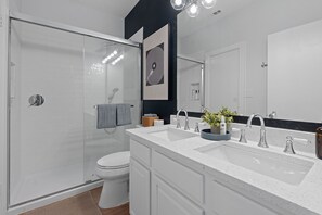 Dusche, Haartrockner, Bidet, Handtücher