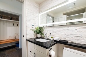 Shower, hair dryer, towels - Ski-in/out | Complex pool, hot tub & BBQ | WIFI (Whistler)