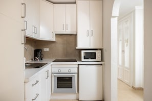 Fridge, microwave, oven, coffee/tea maker