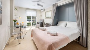 Ein Schlafzimmer mit einem Bett, einem Schreibtisch und einem Stuhl.