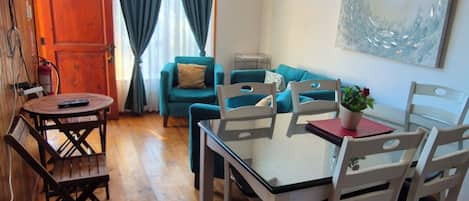 เบสิกเคบิน | บริเวณนั่งเล่น | ทีวีจอแบน